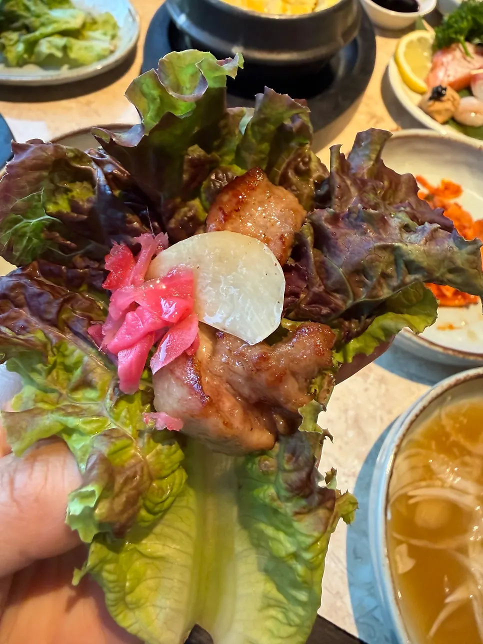 버섯과 꽈리고추를 곁들인 고기 한 접시