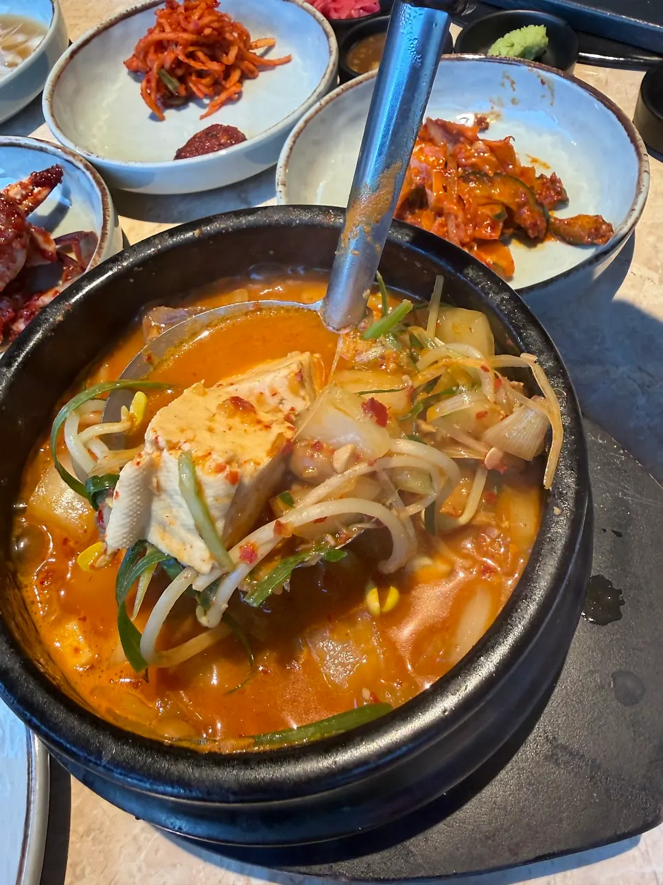 푹 익은 무가 들어간 된장찌개 속