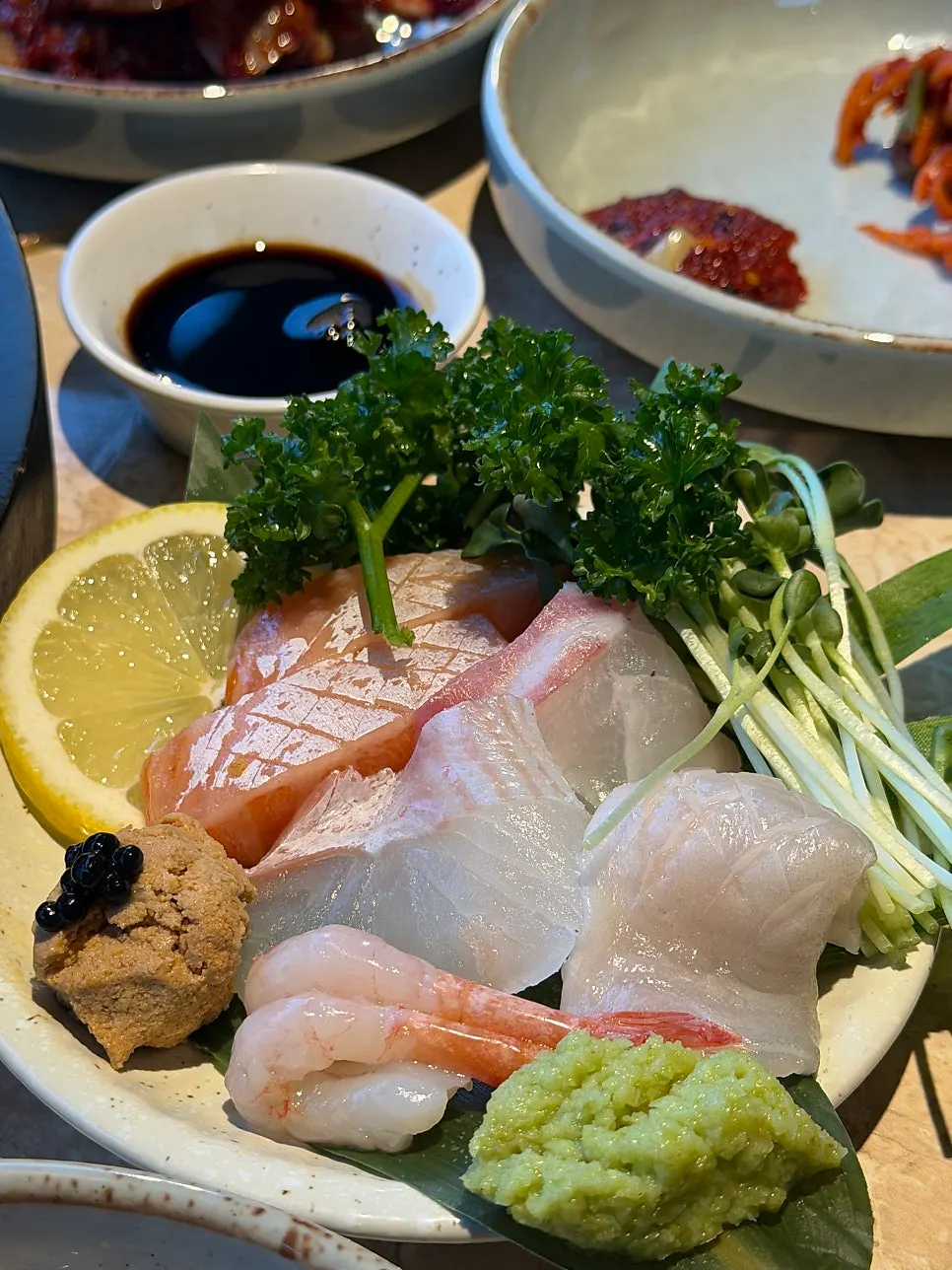 고기와 된장찌개가 놓인 테이블