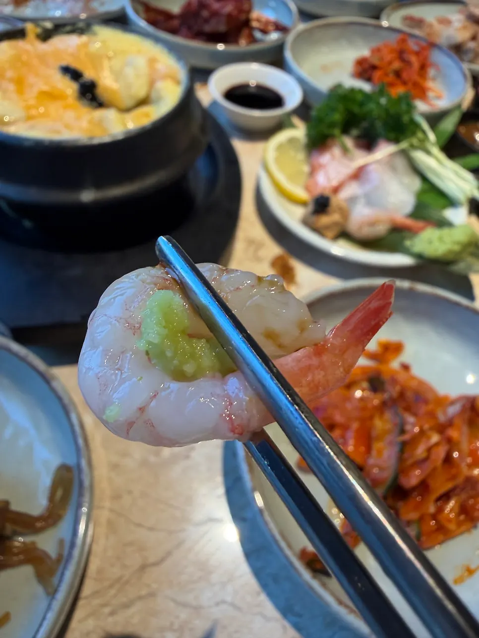 숙성회 한 점 클로즈업
