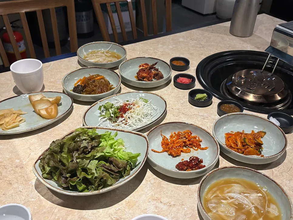 무생채와 양념게장이 깔린 기본찬 상차림