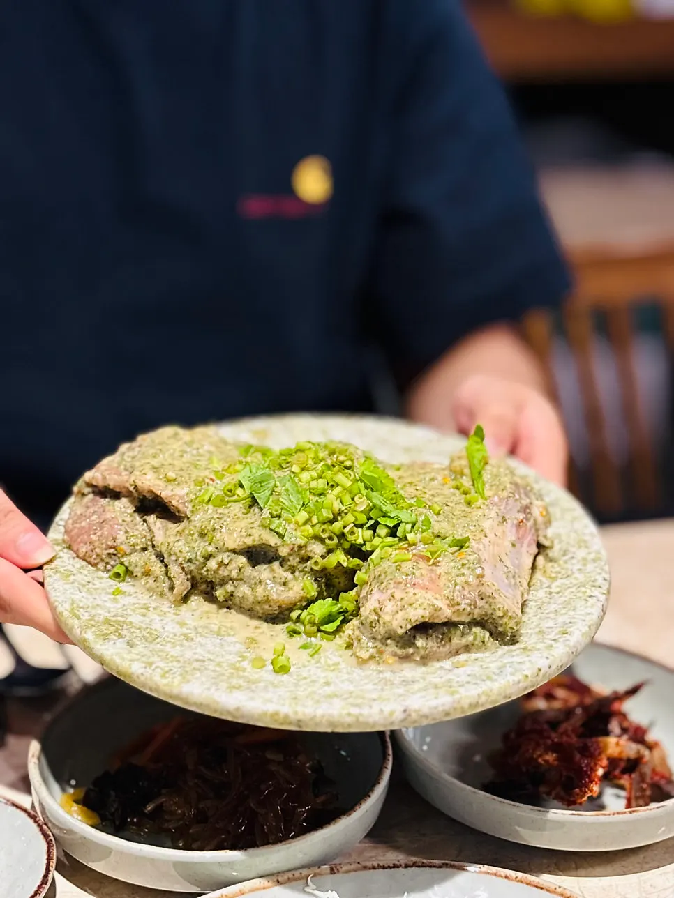 미나리가 올라간 슈렉갈비 2인분 접시