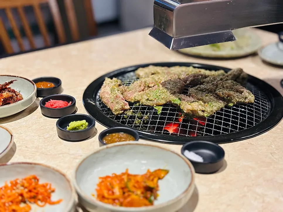 불판에 올려 구워지는 슈렉갈비