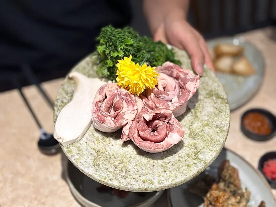 꽃처럼 말아 담은 통갈매기살 2인분
