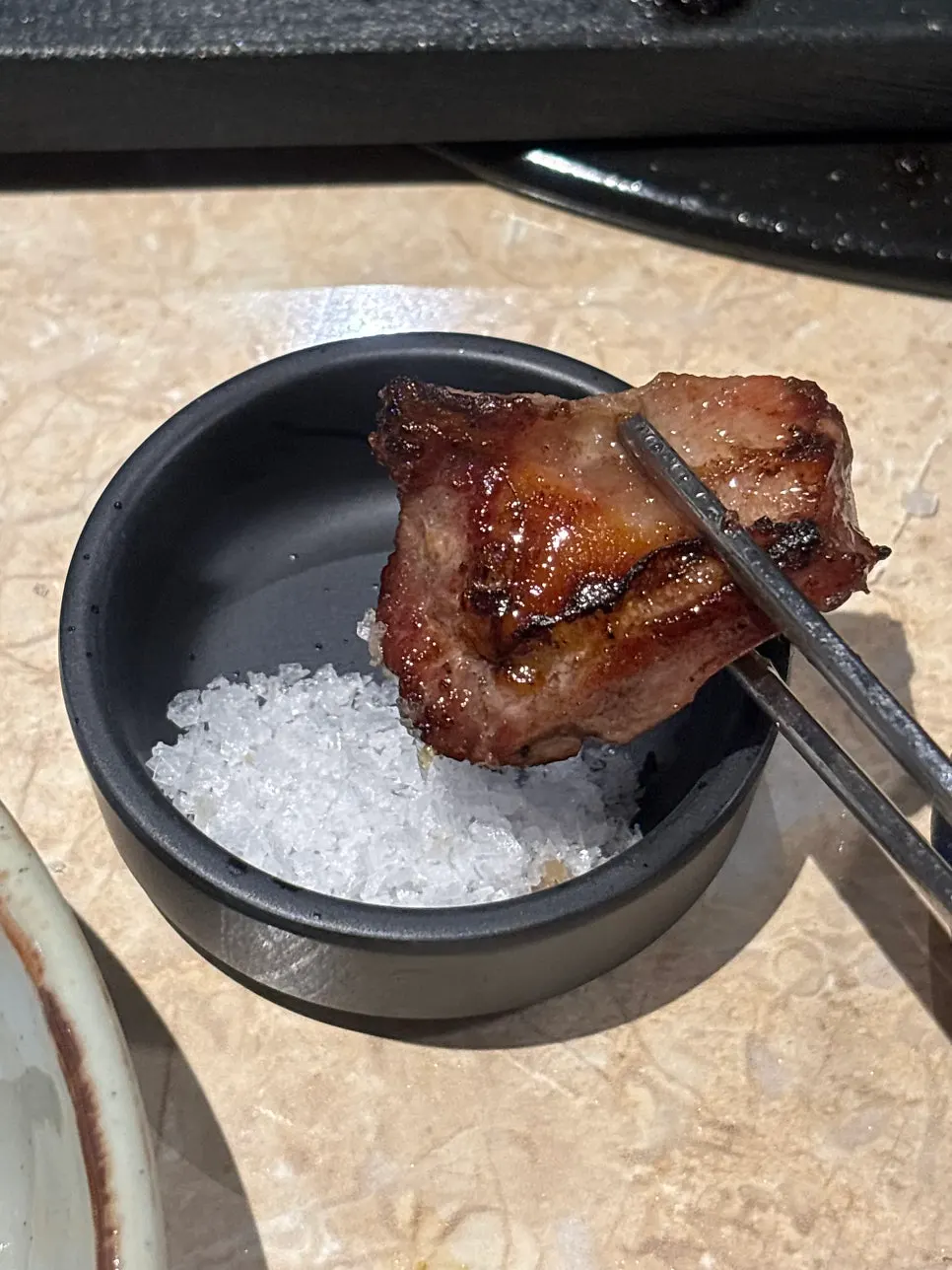 소금에 찍어 먹는 구운 통갈매기살