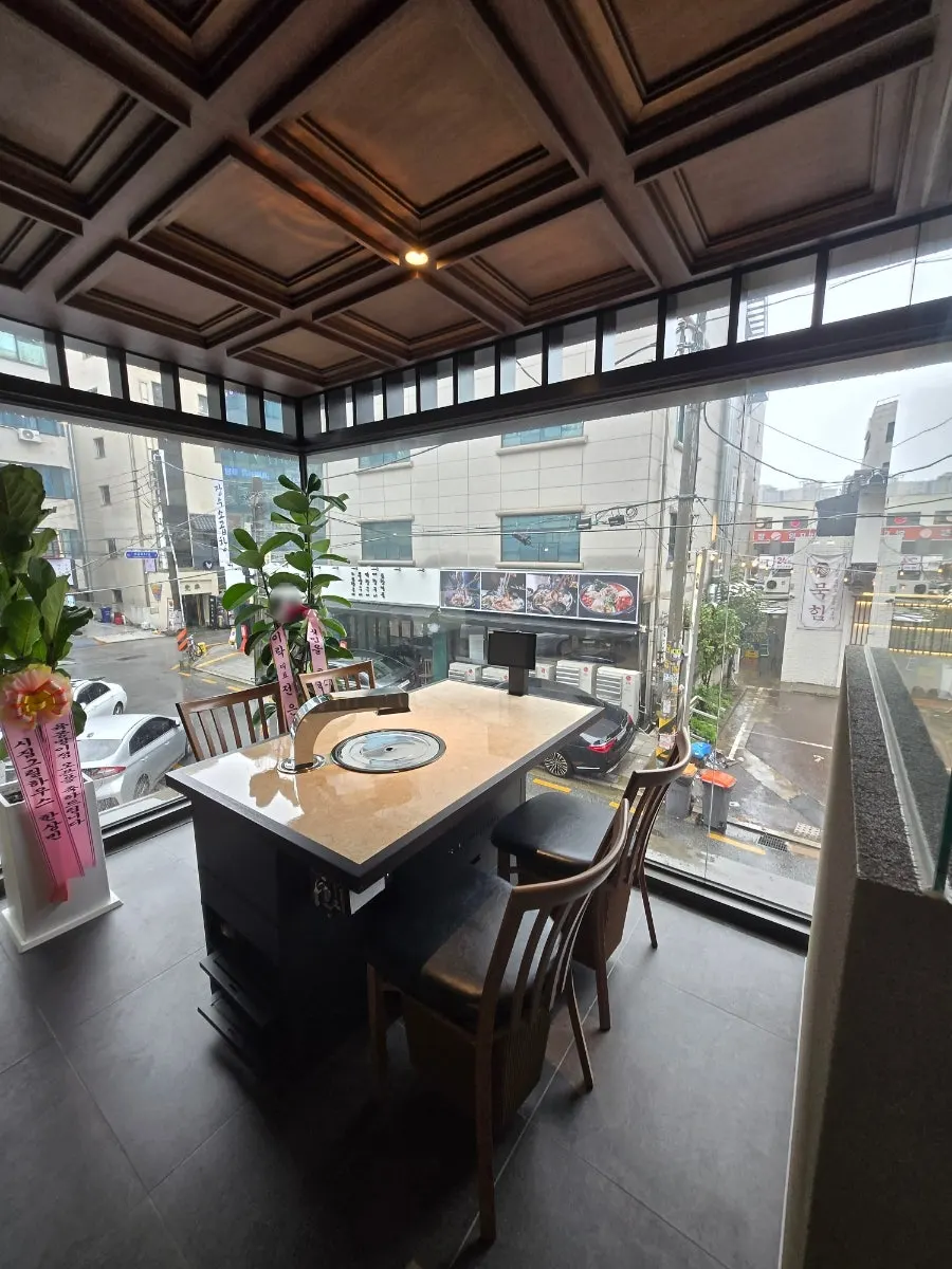 Group seating at Yukmong Bangi Direct Branch, ideal for company dinners