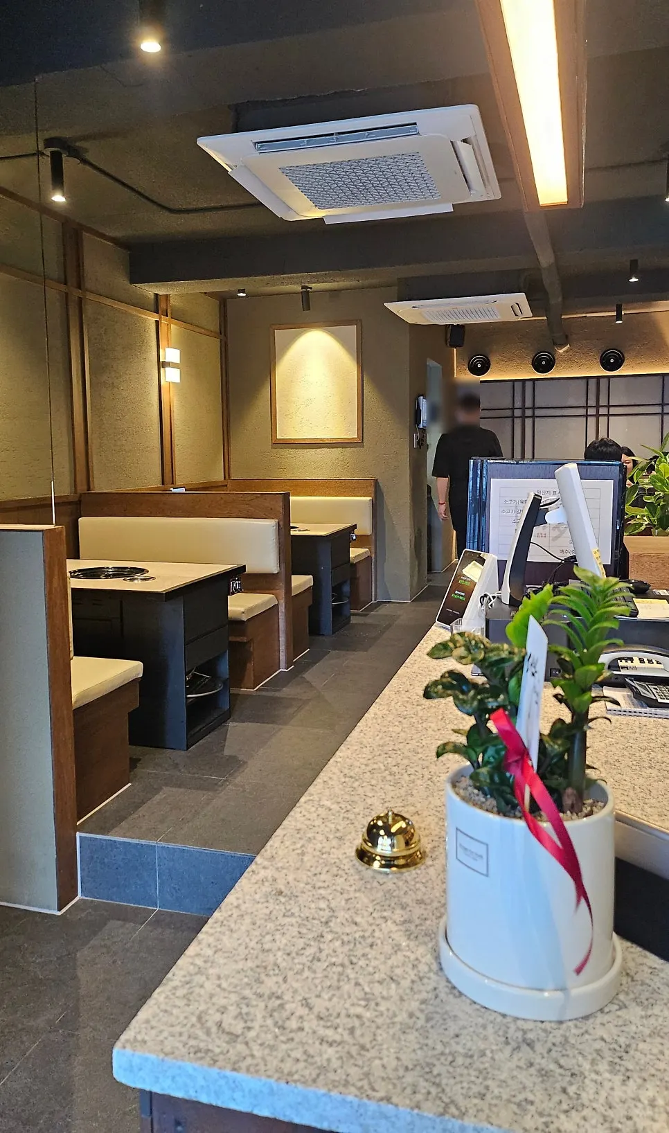 Entrance leading into the interior of Yukmong Bangi Direct Branch