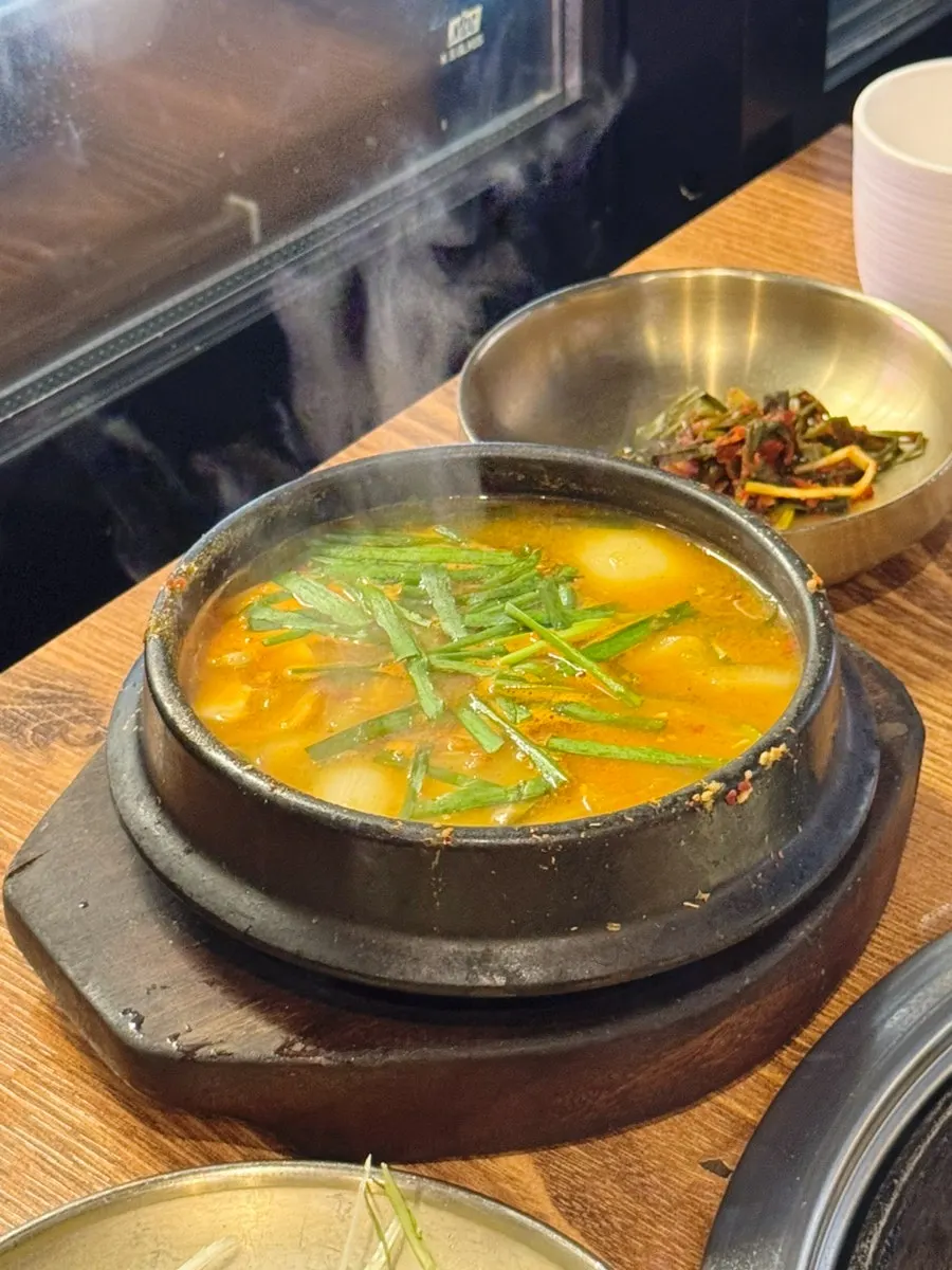 鉄板で焼かれる雪花モクサル