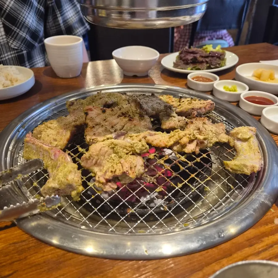 불판에서 구워지는 말차미나리 슈렉갈비