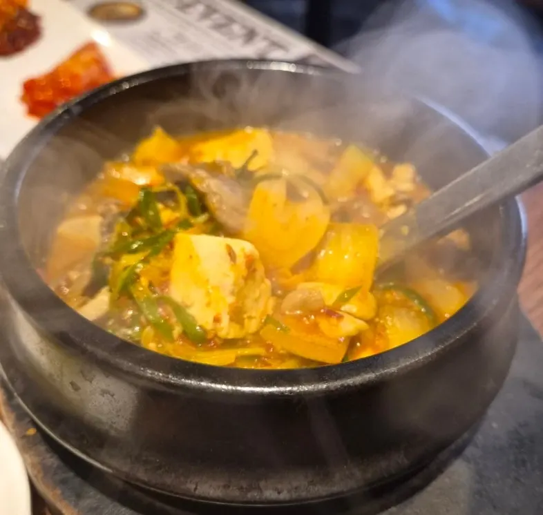 두부와 고기가 들어간 된장찌개 국물