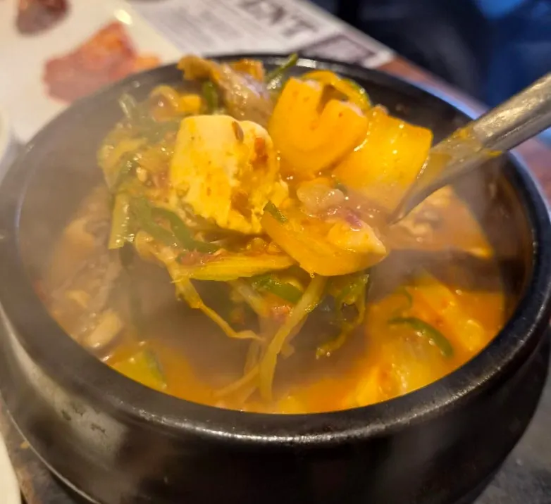 재료가 푸짐한 된장찌개 한 숟갈