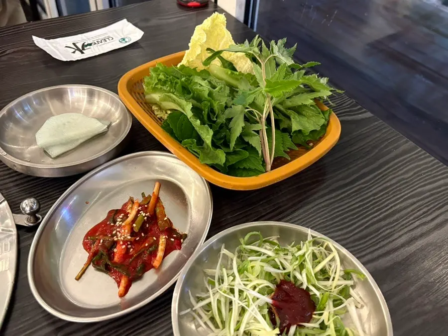 파김치가 포함된 육온담 기본 상차림