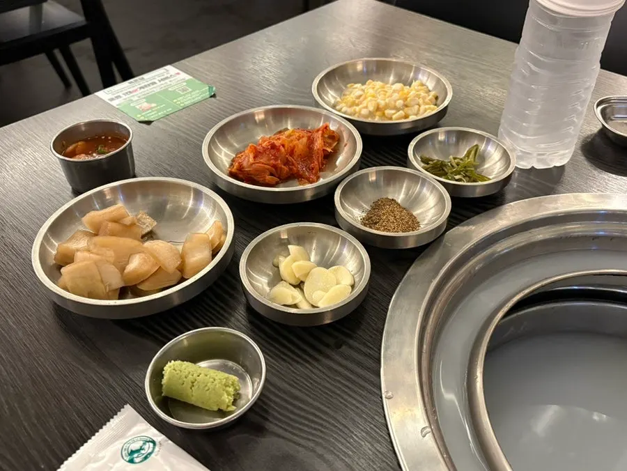 육온담 기본 반찬 접시