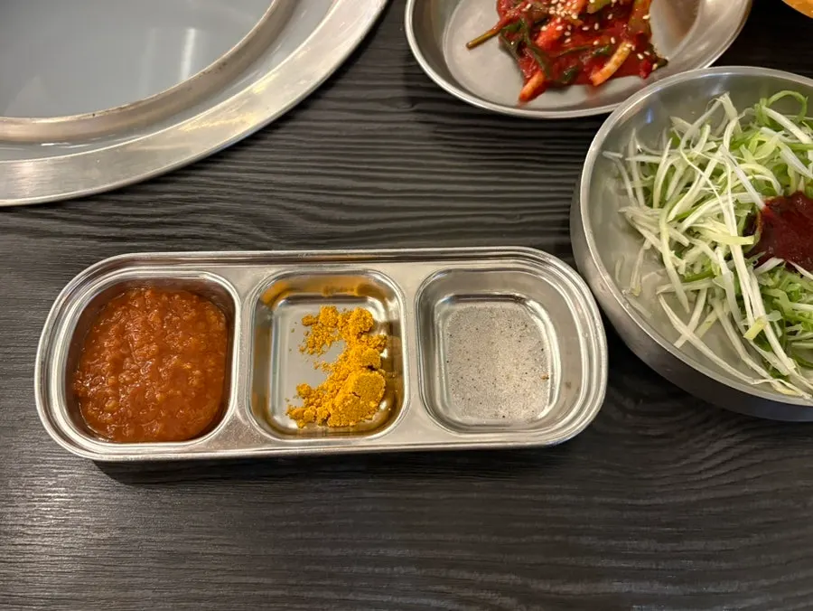 삼겹살 찍어 먹는 카레가루 종지