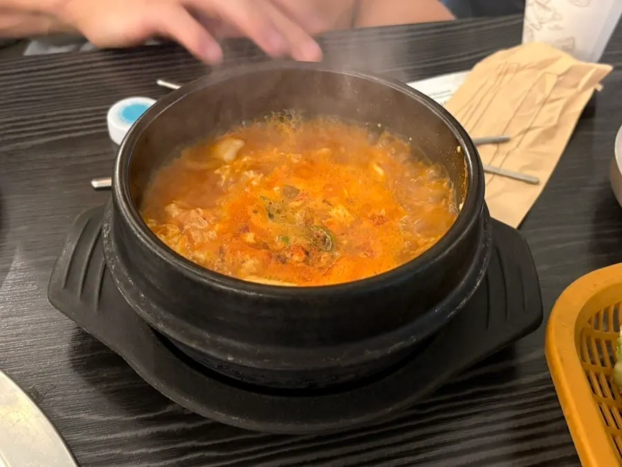 기본으로 나온 보글보글 끓인 순두부찌개