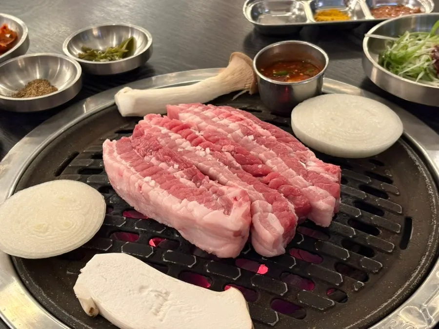 육온담 숙성 삼겹살 180g 생고기 접시