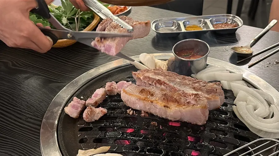 불판 위에서 끓고 있는 멜젓