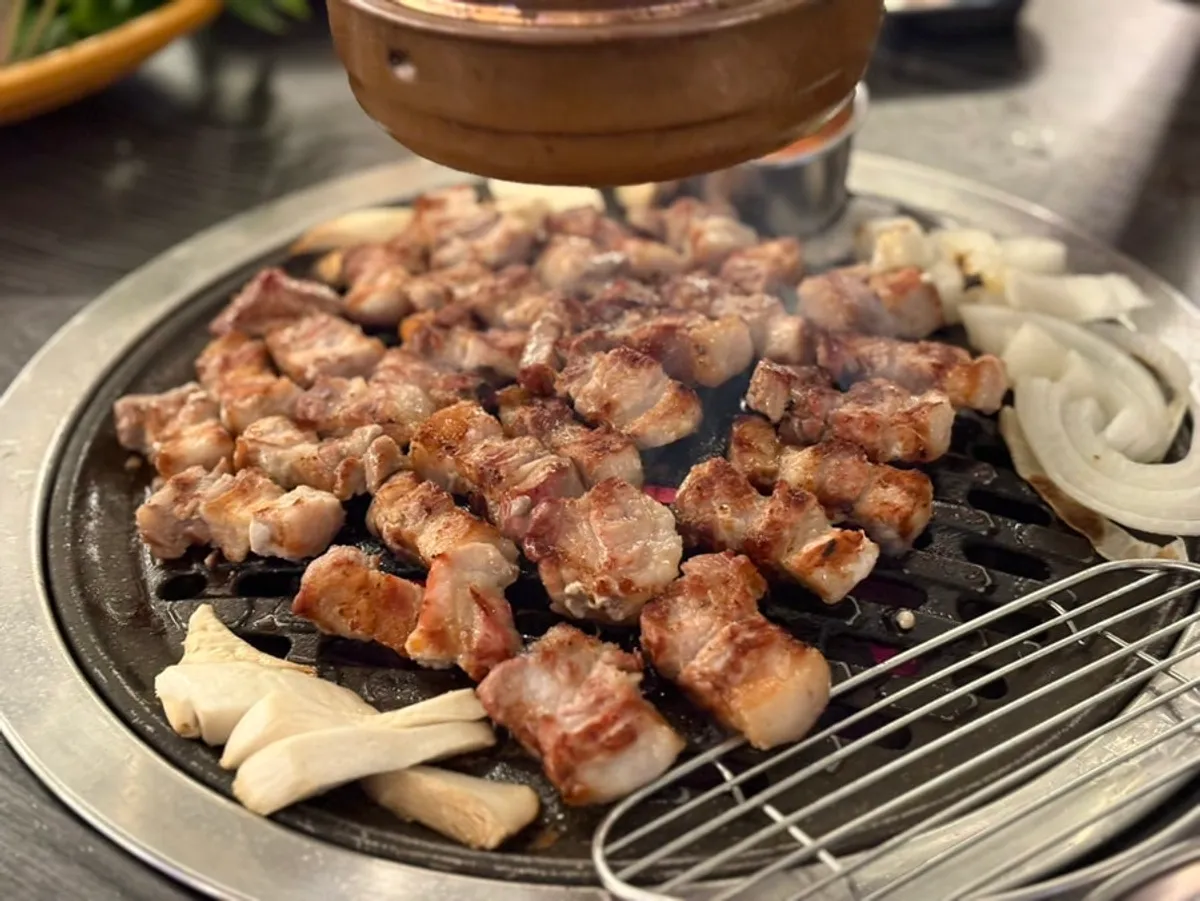 한곳에 모아둔 다 익은 숙성 삼겹살