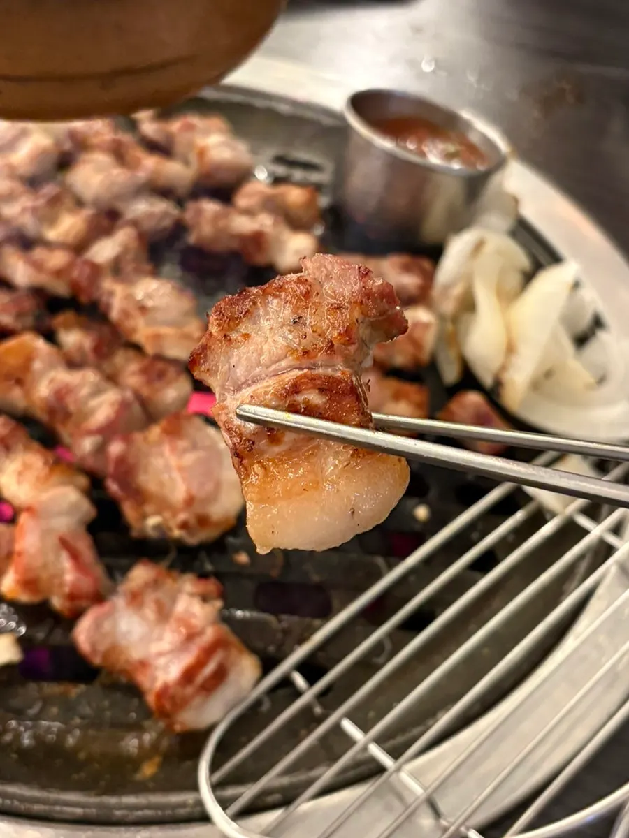멜젓에 찍은 숙성 삼겹살 한 점