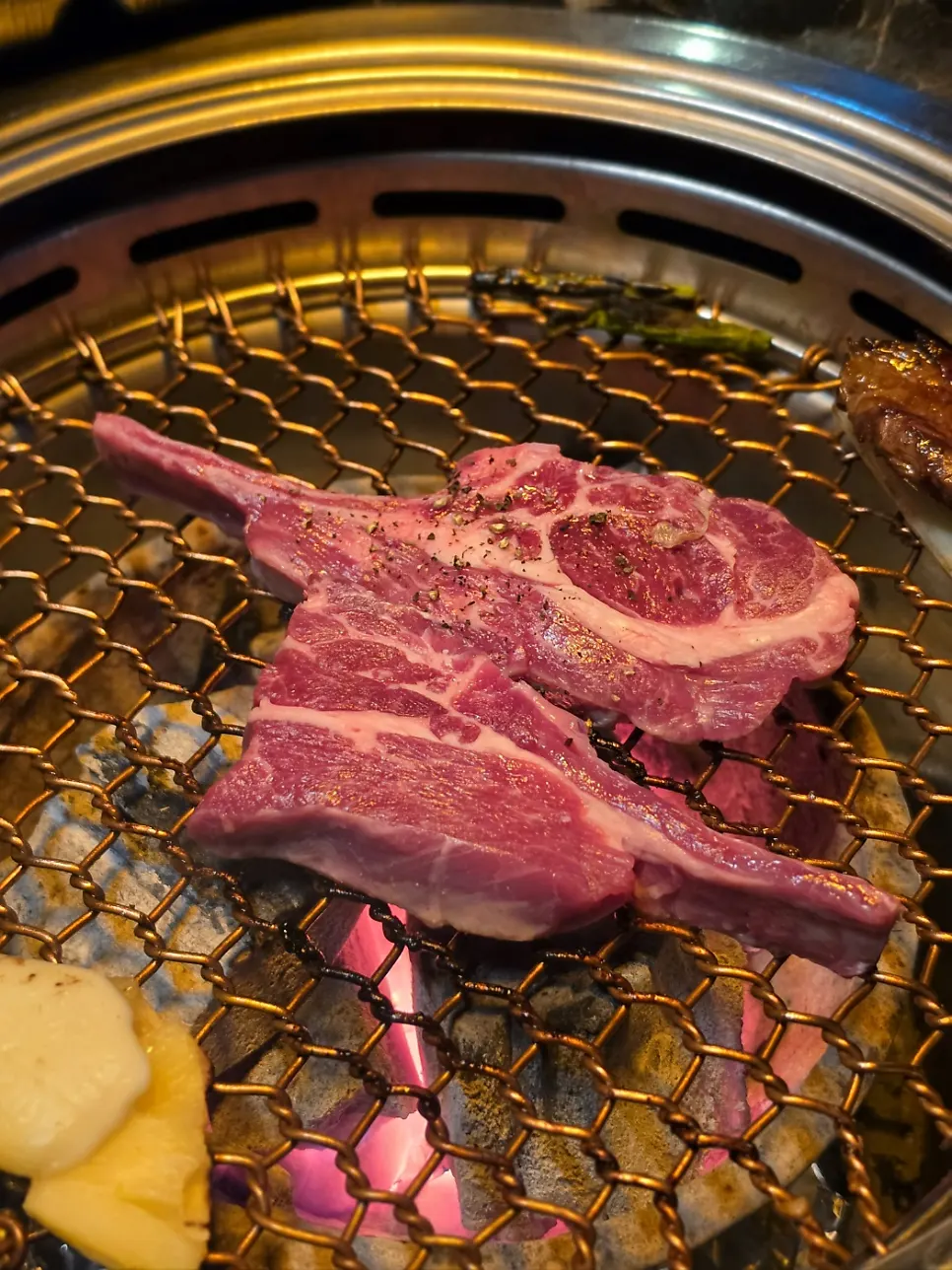 Raw lamb rack at Yukrab Jongno before grilling
