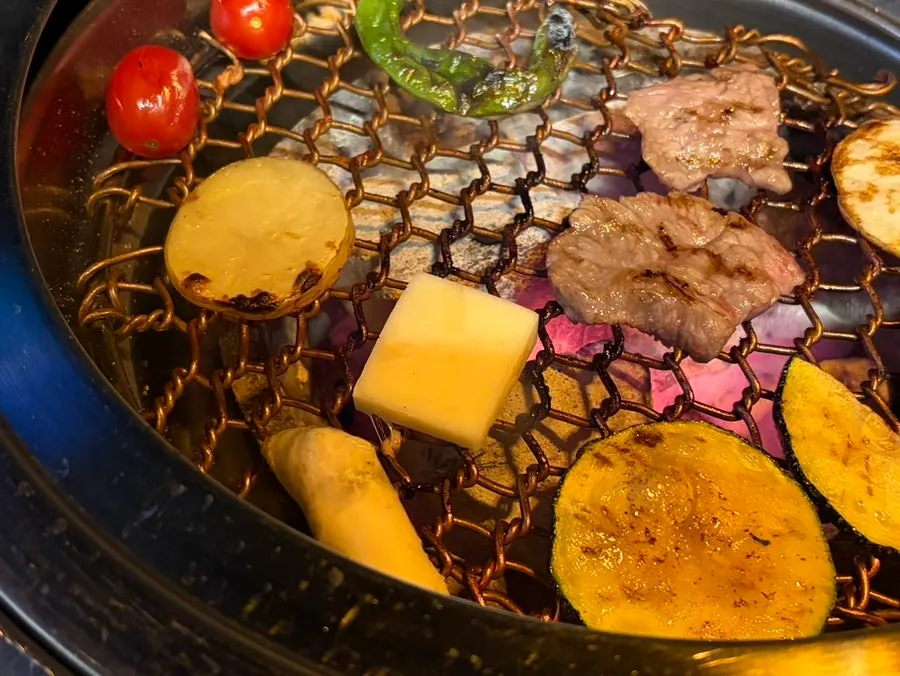 녹은 치즈를 말아 먹는 고기 한 점