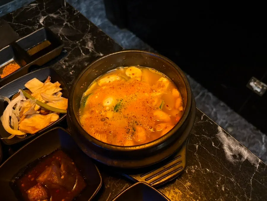 세트에 포함된 된장찌개와 밥