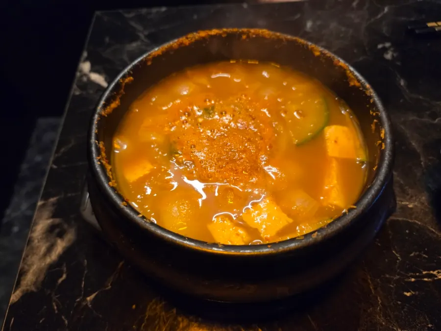 양파장아찌와 양배추 샐러드 등 밑반찬
