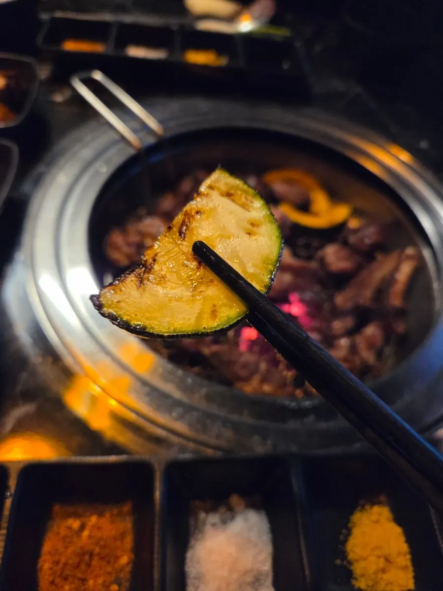 노릇하게 구워진 갈비 한 점