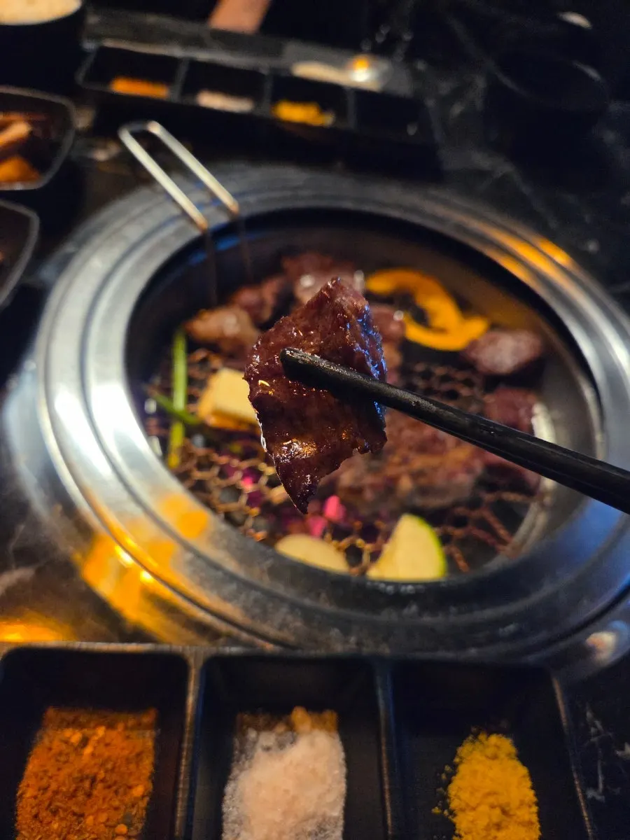 구운 떡 위에 올린 치즈와 구이 채소