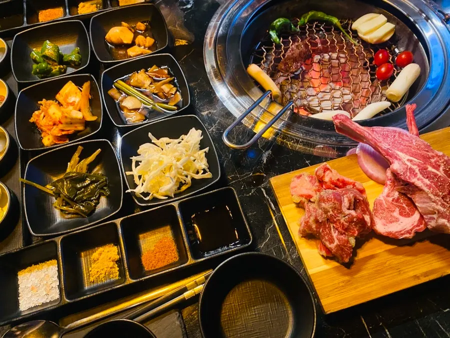 Plate with jingalbisal, lamb ribs, and marinated galbi from the set