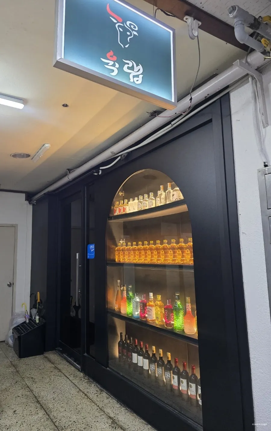 육랩 여의도점 간판과 통로