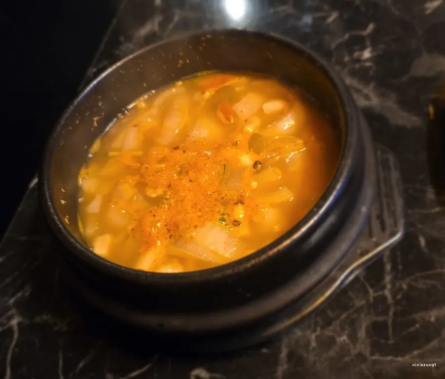 불판과 반찬이 놓인 룸 테이블