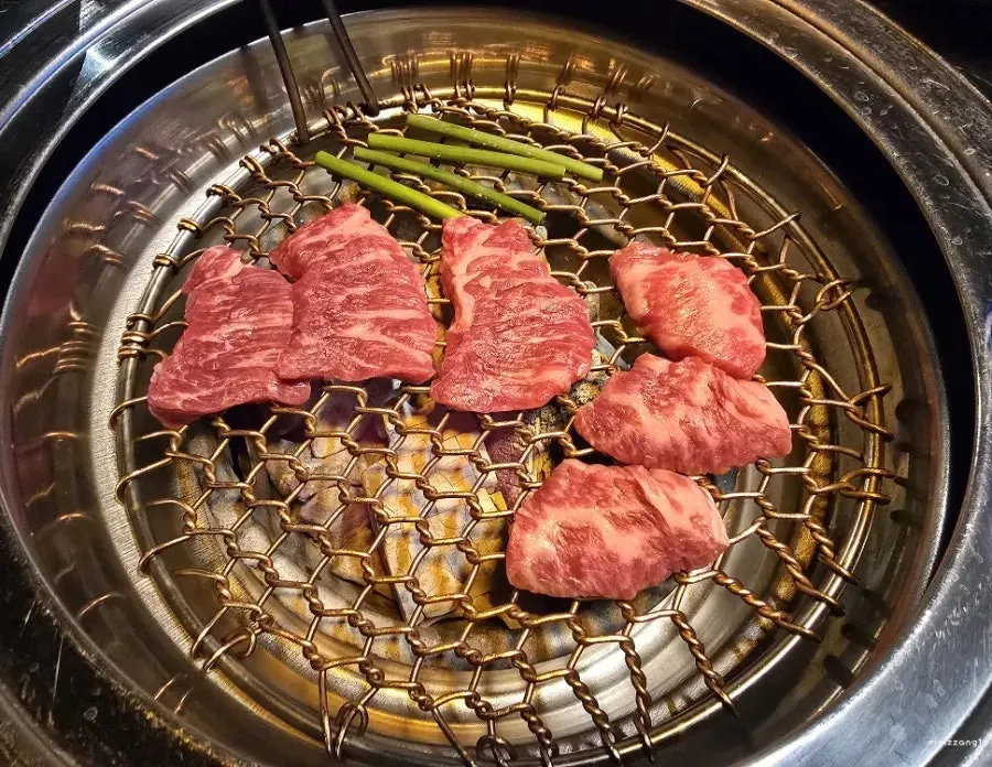 불판에서 구워지는 소고기
