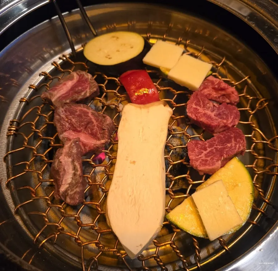 소스와 와사비, 치즈에 곁들인 고기 한 점