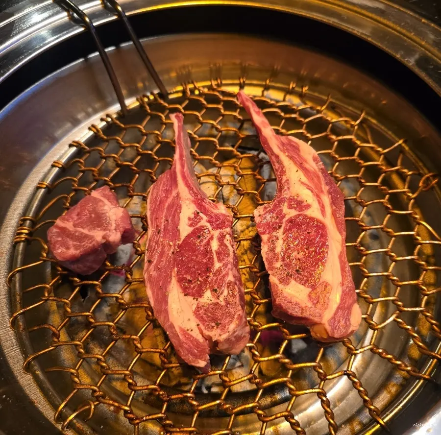 불판에 바싹 구운 양갈비