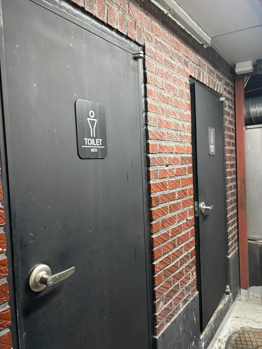 가게 외부에 있는 남녀분리 화장실
