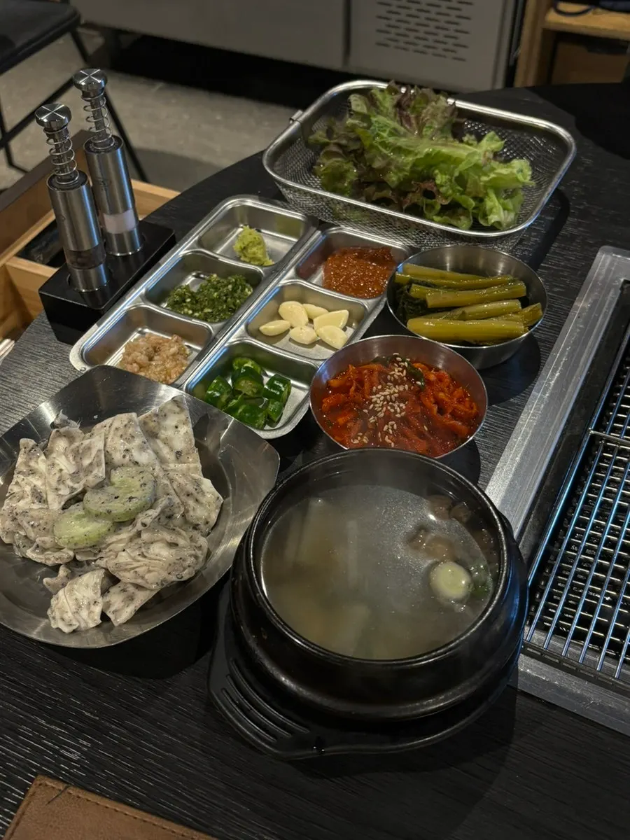 소고기뭇국과 반찬 접시
