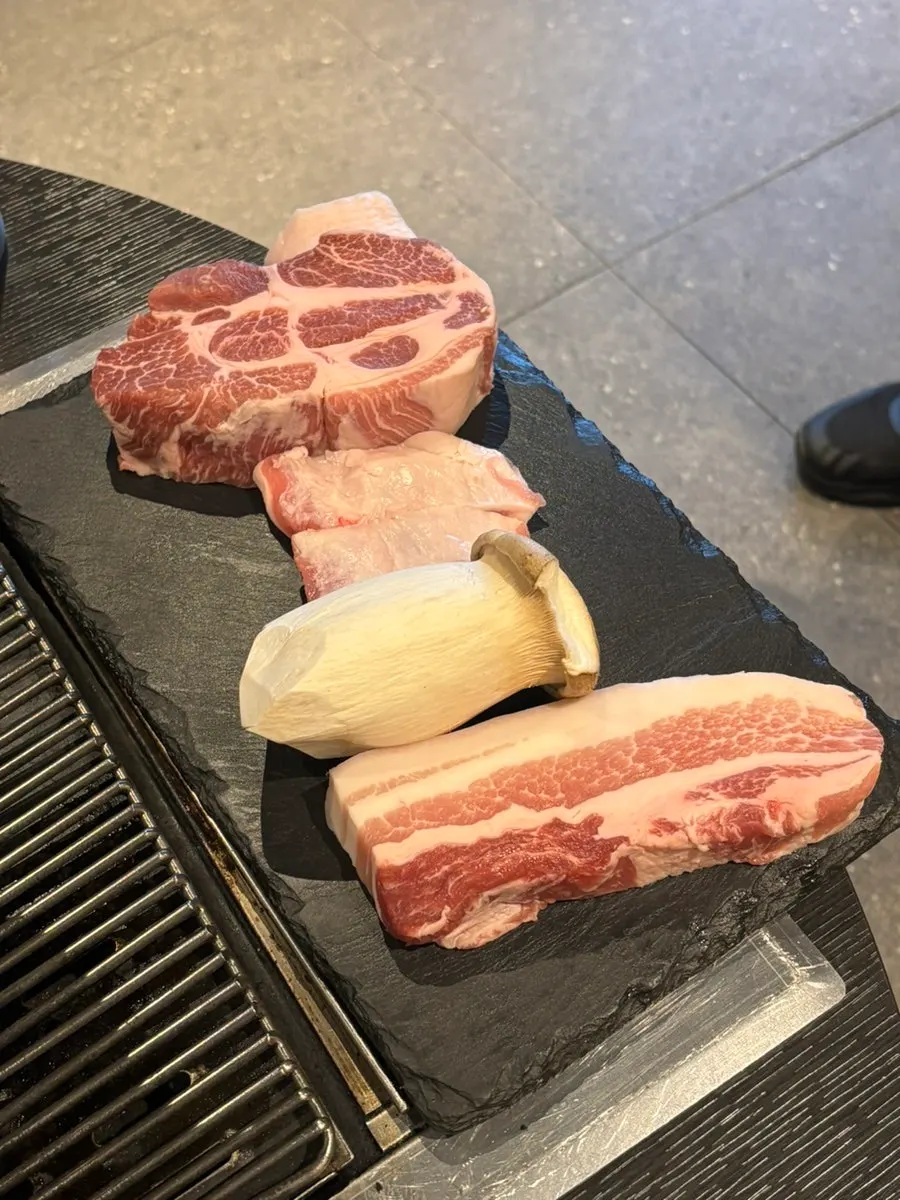 목살 가브리살 오겹살로 구성된 돼지세트 550g
