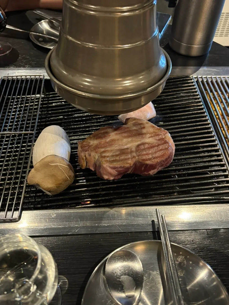 웰컴드링크로 받은 화이트 와인과 레드 와인