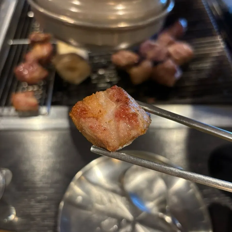 구워진 목살 조각