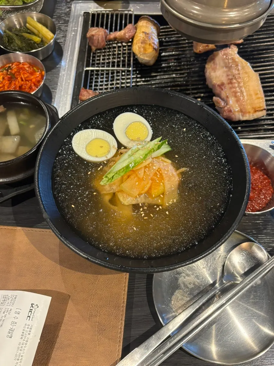 고기와 반찬이 차려진 육성 한상 차림