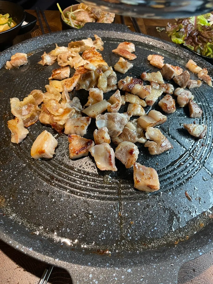 노릇하게 구워진 육쌈마을 삼겹살