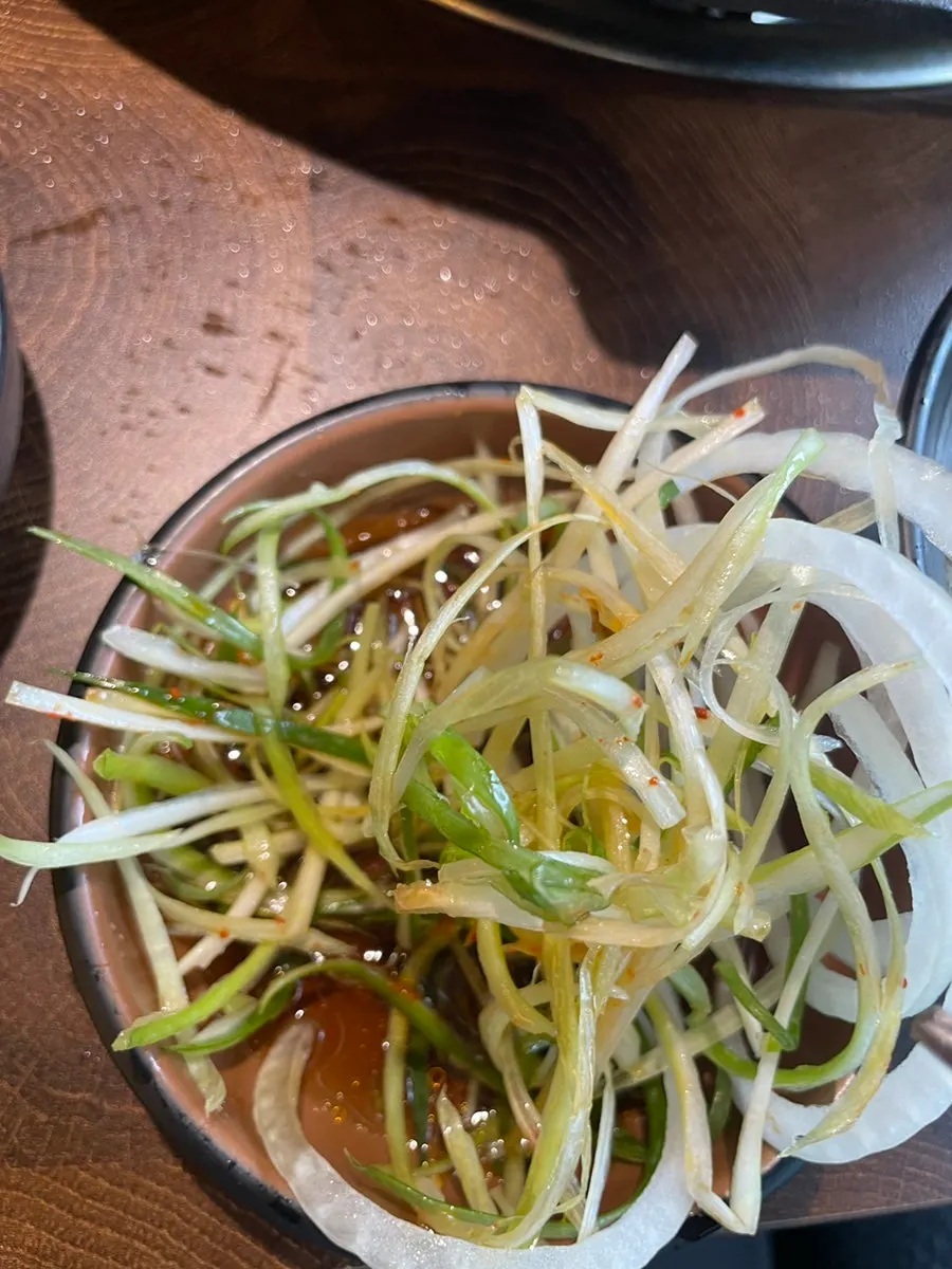 삼겹살에 쌈장 올려 채소에 싼 한입