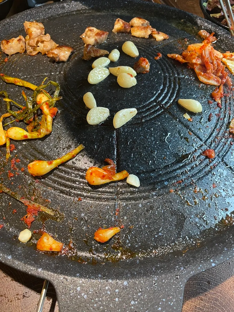 삼겹살과 된장찌개, 계란찜이 함께 놓인 상