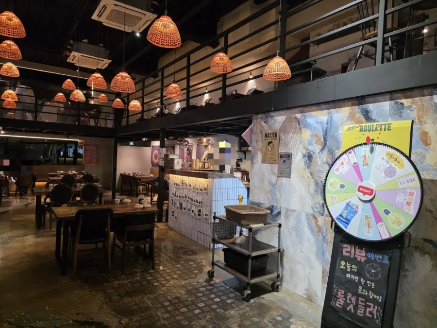 은은한 조명의 육술 좌석 공간