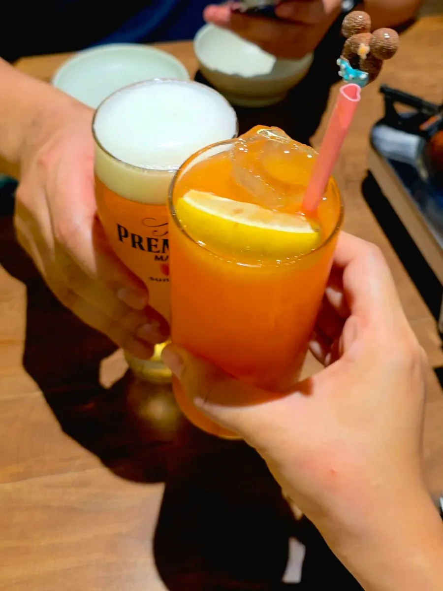 거품이 크리미한 생맥주 근접 사진