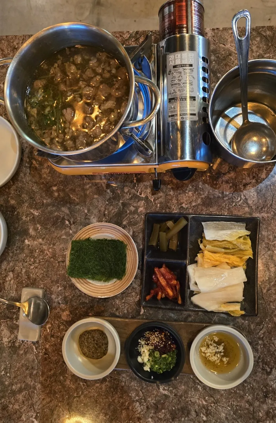 버너 위에서 끓고 있는 소고기국
