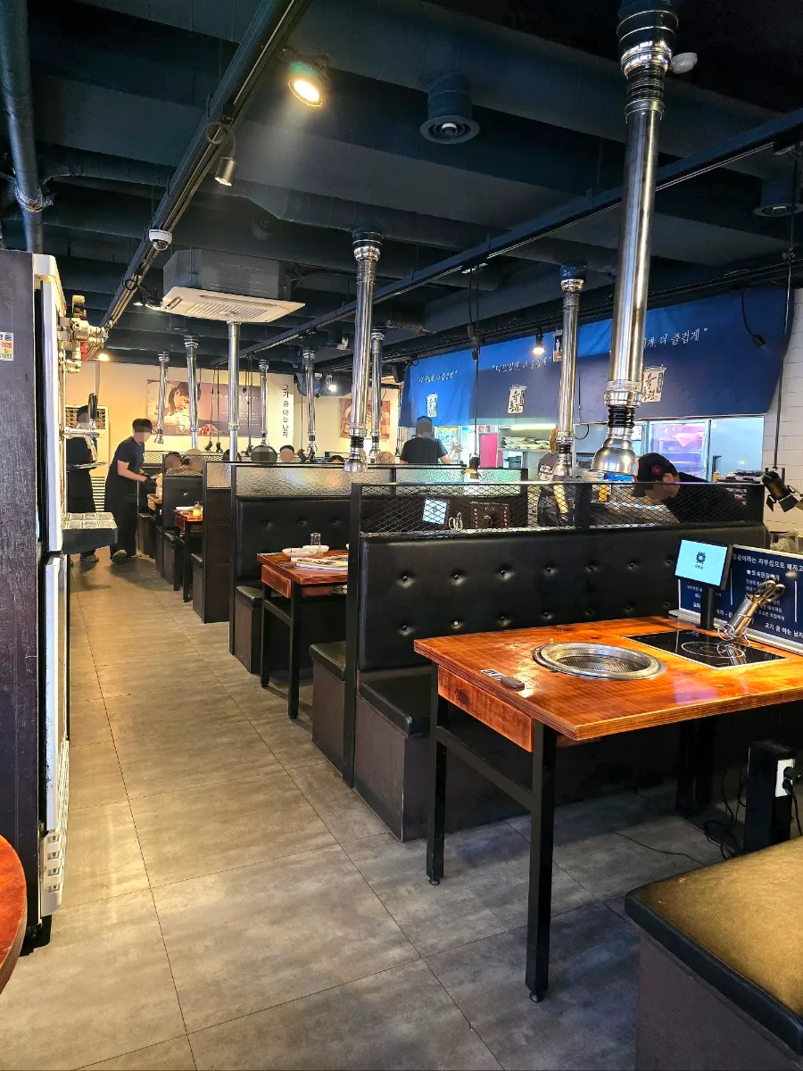 Spacious interior of Yuk Tongryeong Gyodae Direct Store with wide tables
