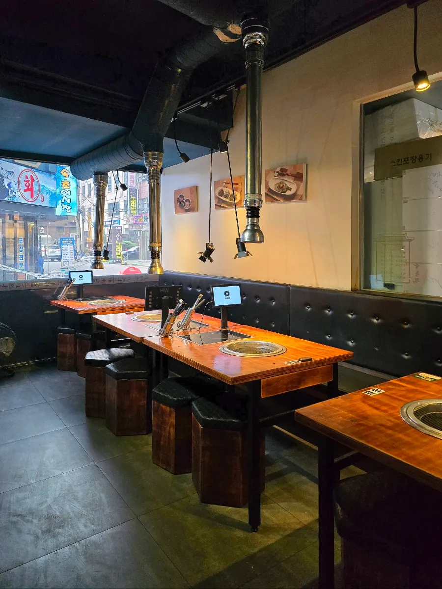 Cleanly managed dining hall of the BBQ restaurant