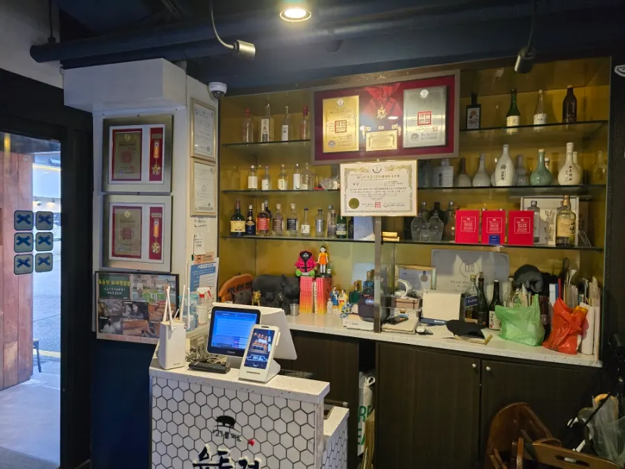 Blue Ribbon and Red Ribbon certification plaques displayed at the counter